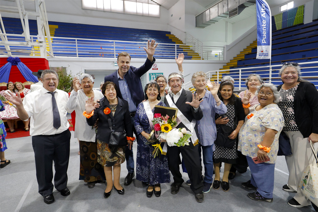 ADULTOS MAYORES: GIMNASIO IRENE VELÁSQUEZ SE VISTIÓ DE GALA PARA RECIBIR A LOS REYES Y REINAS